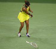 La japonesa Naomi Osaka azota la raqueta durante el encuentro que perdió ante la canadiense Leylah Fernández.