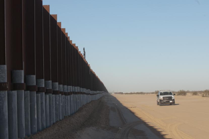Imagen de la antigua valla que marca la frontera de México con la ciudad de San Luis, en Arizona. (GFR Media)