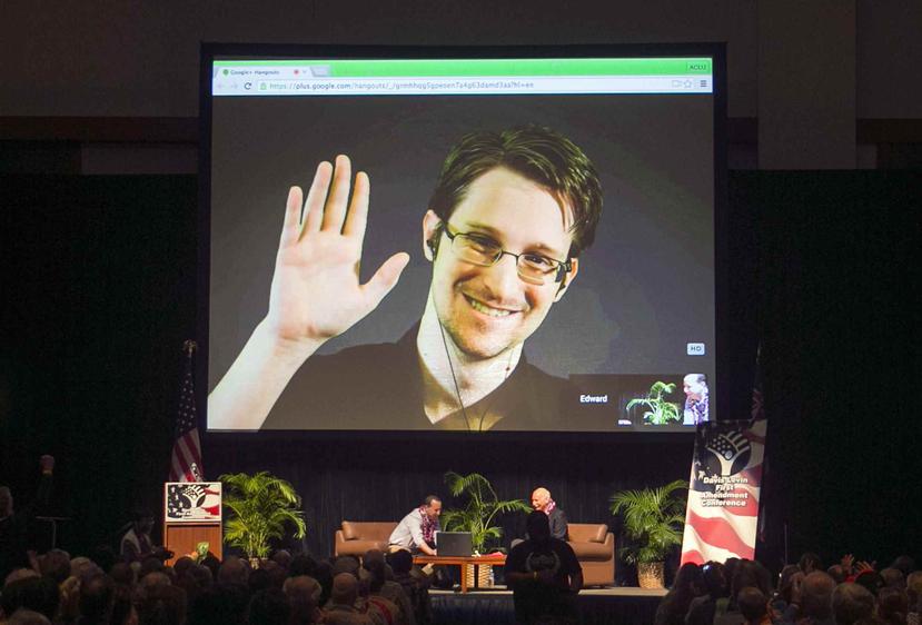 En esta imagen 2015, Edward Snowden aparece en un video en vivo desde Moscú, en un acto auspiciado por ACLU Hawai en Honolulu. (AP)