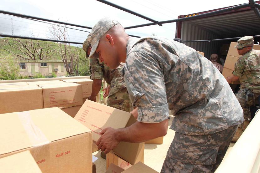Militares reparten las cajas de alimentos que otorgó FEMA días después del paso del huracán María. (GFR Media)