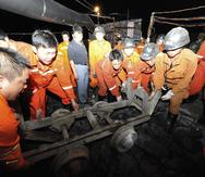 Varios miembros de los servicios de rescate trabajan en una mina de carbón inundada en el condado de Pingtang. (EFE)