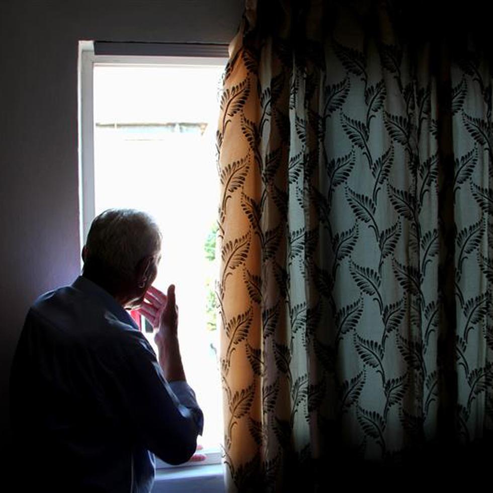 1714622476 - Elderly man indoors in the house looks out the window. Loneliness. Corona virus. Stay at home, stay safe. (Shutterstock)

SOLITUDE, LONELINESS, SOLEDAD, AISLAMIENTO, ENVEJECIENTE, ADULTO MAYOR 
