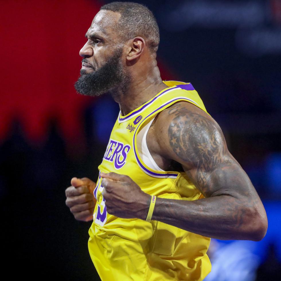 El delantero de los Lakers de Los Ángeles LeBron James (23) reacciona tras un enceste ante los Pacers de Indiana en la final de la Copa NBA, el sábado 9 de diciembre de 2023, en Las Vegas.