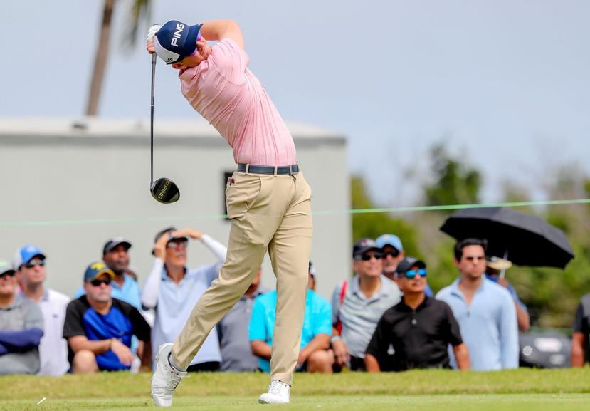 El golfista Jim Knous, arriba, participa ayer en el penúltimo  día del Puerto Rico Open que se celebra en el  Golf Club en Río Grande.