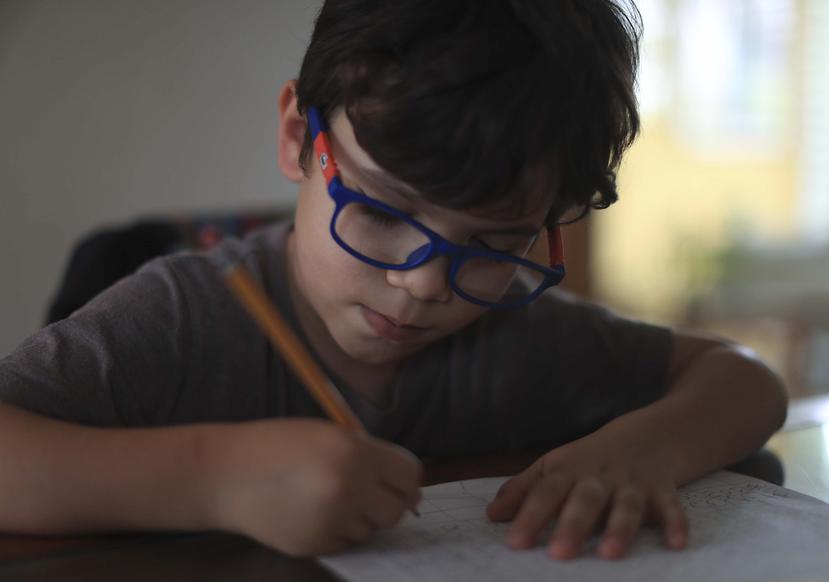 Lucas Iré Araújo Canino, de seis años, trabaja la escritura y la suma desde su hogar.