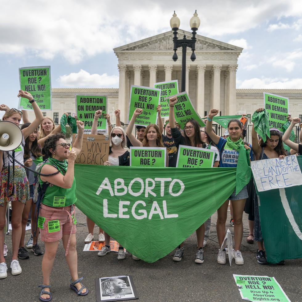 Foto de archivo muestra defensores del derecho de la mujer a abortar mientras se manifiestan frente a la sede del Tribunal Supremo de Estados Unidos tras revocación del derecho constitucional.