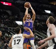 El escolta de los Suns de Phoenix Devin Booker dispara en la segunda mitad del partido ante los Spurs de San Antonio.