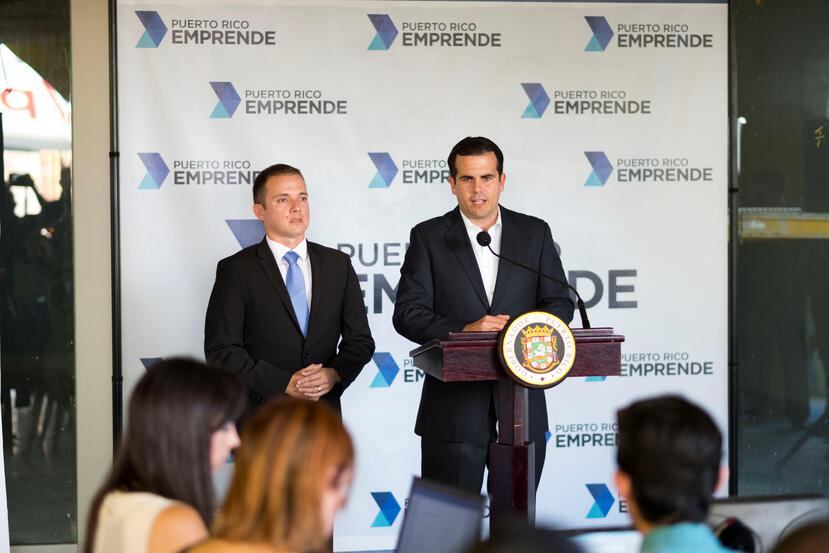 Desde la izquierda: Ricardo Llerandi Cruz, director ejecutivo de la Compañía de Comercio y Exportación, y el gobernador Ricardo Rosselló Nevares, anuncian la otorgación de incentivos a 60 pymes.