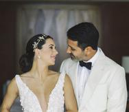 Magdi Montoto Blanco y José Rovayo en el día de su boda. El novio utiliza un atuendo de La Tigre.