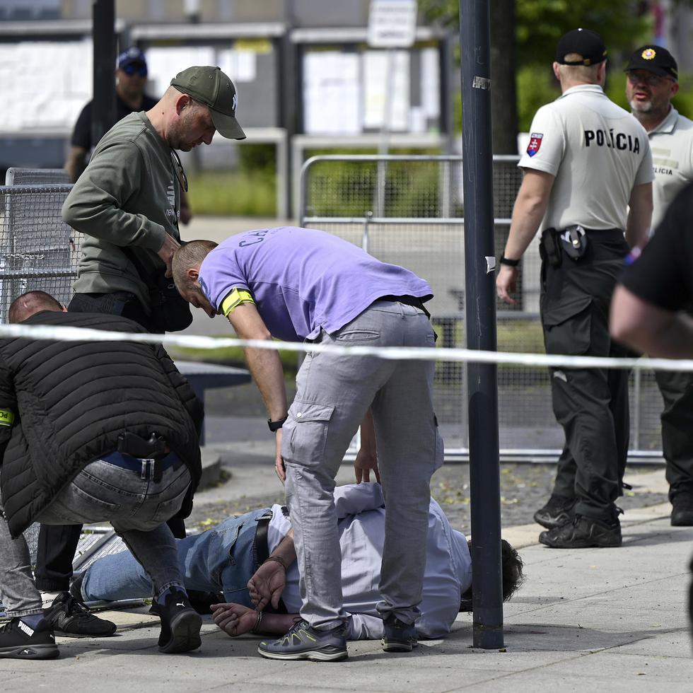La policía arresta a un hombre tras un atentado con un arma de fuego contra el primer ministro de Eslovaquia, Robert Fico, en Handlova, Eslovaquia.