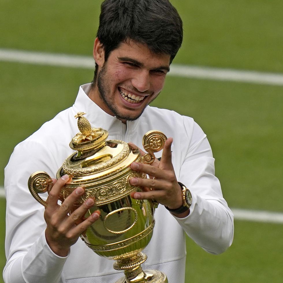 Carlos Alcaraz celebra su triunfo sobre Novak Djokovic en Wimbledon.