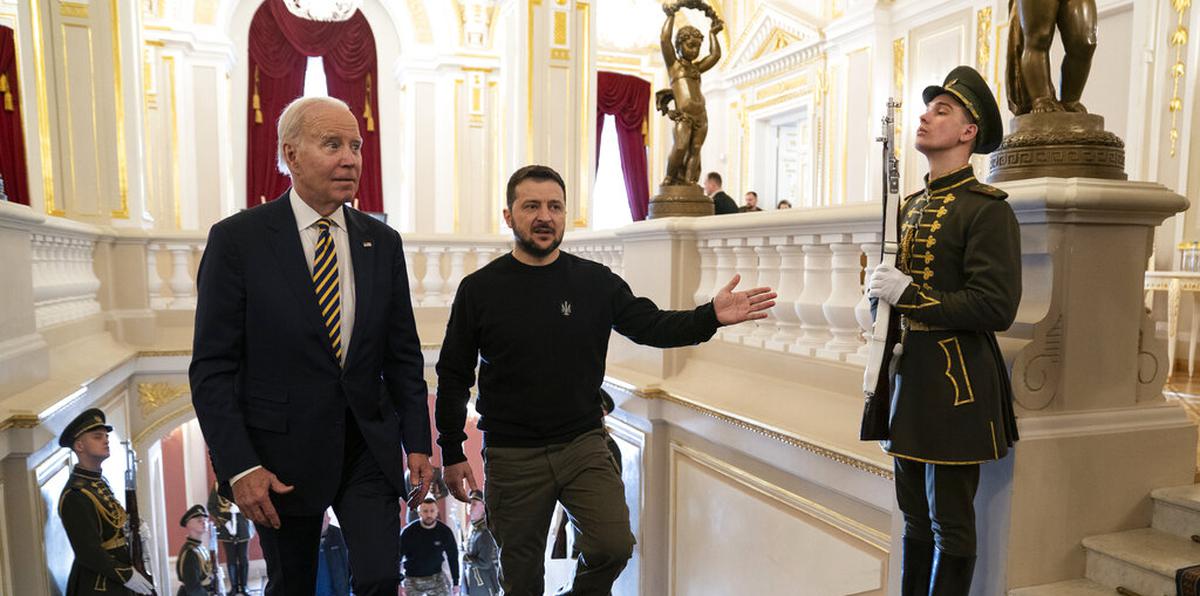 El presidente de Estados Unidos, Joe Biden, es recibido por el presiente de Ucrania, Volodymyr Zelenskyy, en el palacio de Mariinsky durante una visita no anunciada a la capital Kiev.