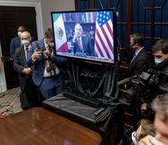 El presidente estadounidense Joe Biden sostiene una reunión virtual el lunes 1 de marzo de 2021 con su homólogo mexicano Andrés Manuel López Obrador (en la pantalla), en la Sala Roosevelt de la Casa Blanca, en Washington.