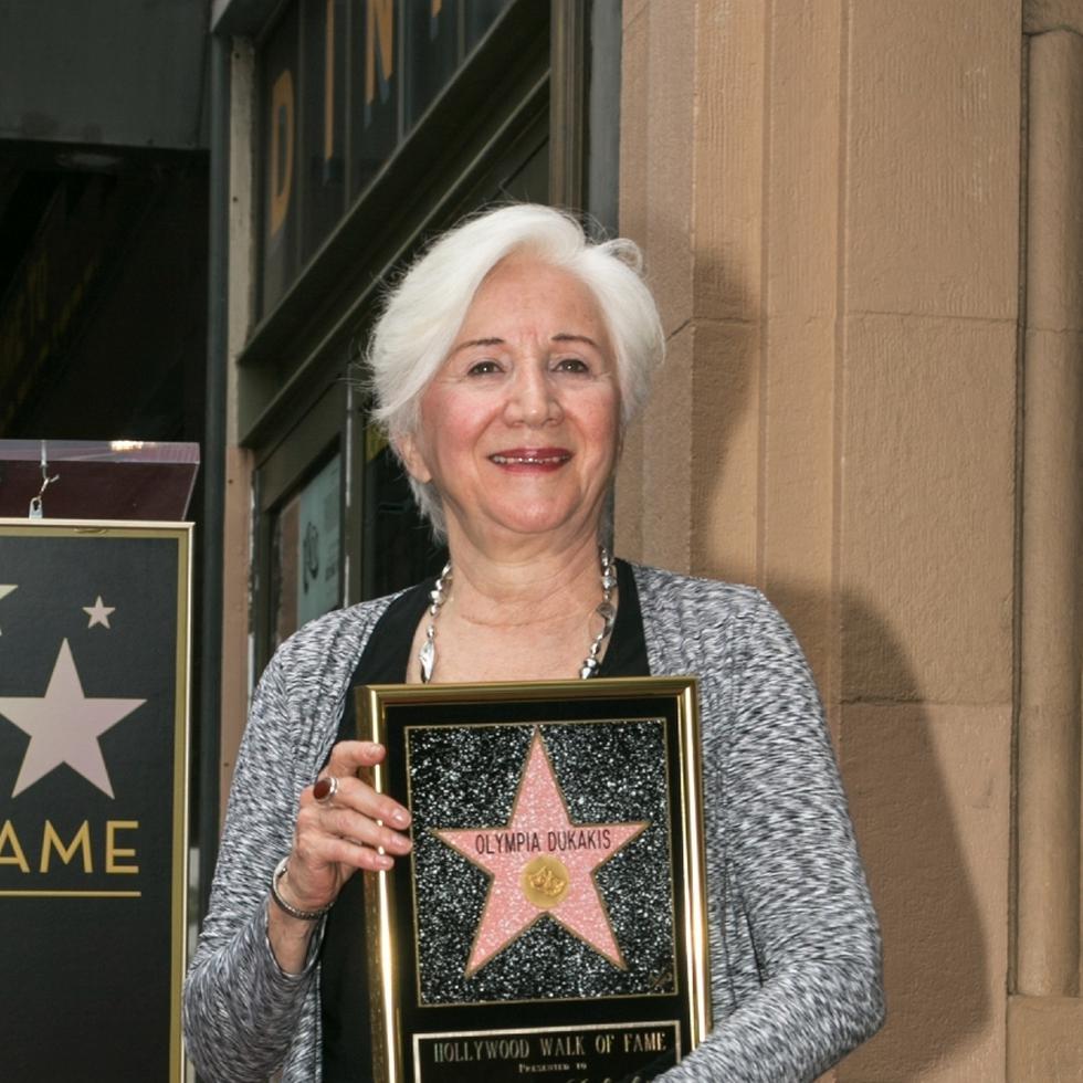 Olympia Dukakis, veterana actriz de cine y teatro cuyo talento para los papeles maternos la llevó a ganar un Oscar por su papel de la madre de Cher en "Moonstruck", falleció el 1 de mayo.