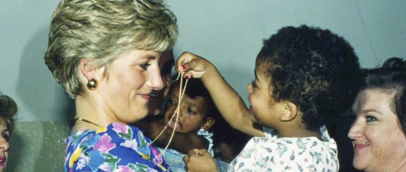 En esta foto del 24 de abril de 1991, la princesa Diana de Gales juega con un bebé VIH positivo en su segundo día de una visita a Sao Paulo, Brasil. (Prensa Asociada)