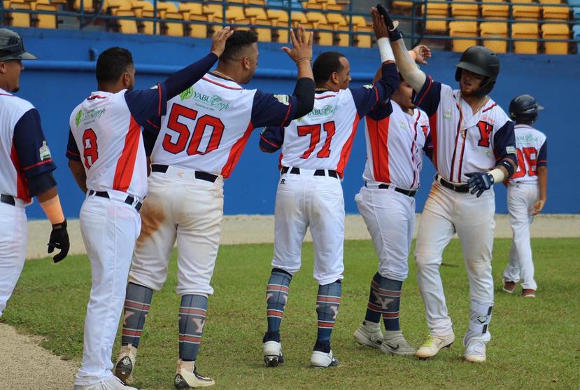 Los integrantes de los Azucareros de Yabucoa celebran en la victoria sobre los Leones de Patillas. (Suministrada Federación de Béisbol)