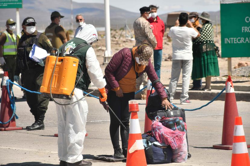 En Chile, donde hay más de 5,000 contagiados con el nuevo virus y 43 fallecidos, rige un estado de catástrofe, toque de queda y 16 de sus más de 300 barriadas están con cuarentena obligatoria. (EFE / Emilio Huascar)