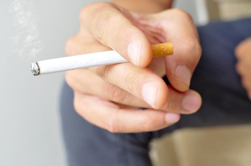 El tabaquismo y la exposición pasiva al humo del cigarrillo aumenta el riesgo de hipertensión.