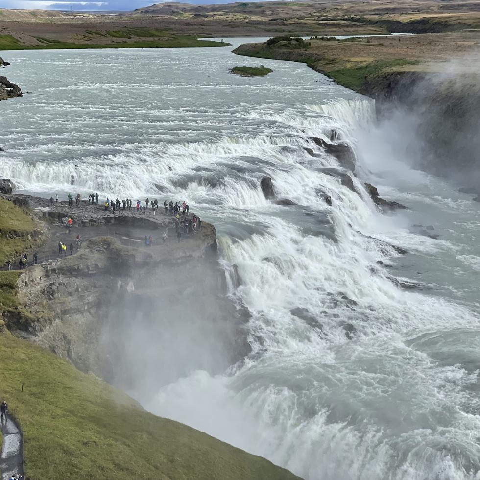Las Cataratas Gullfoss, la más conocida de Islandia, es conocida popularmente como la “cascada de oro”, por la luz dorada que se refleja en el agua al atardecer.