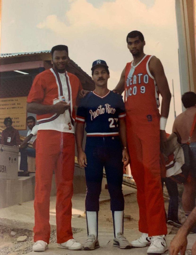Frankie Torruella, a la derecha, junto a su compañero de equipo, Jerome Mincy (izquierda), y el expelotero nacional, Efraín “Cano” García, durante los Juegos Centroamericanos y del Caribe de 1986 en República  Dominicana.  (suministrada)