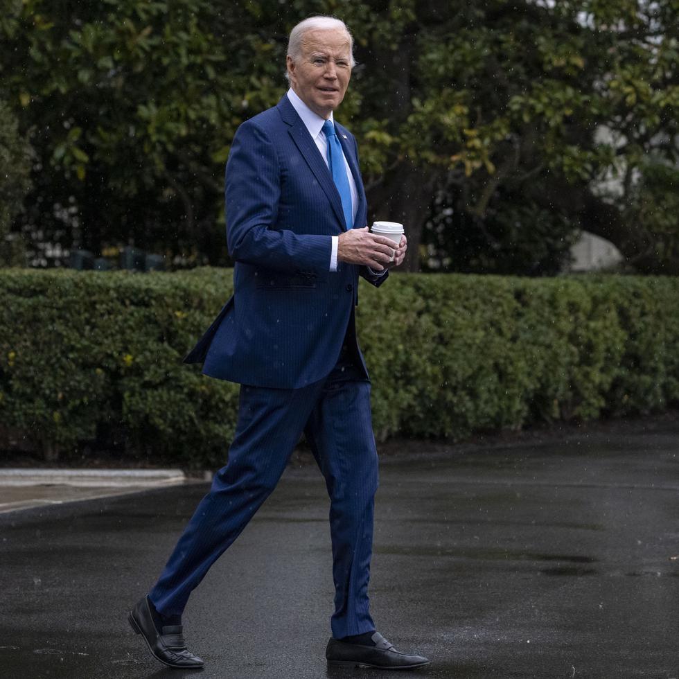 El presidente Joe Biden sale de la Casa Blanca para abordar el helicóptero presidencial y recorrer un trayecto hacia el Centro Médico Nacional Militar Walter Reed, en Bethesda, Maryland, para su examen físico anual.