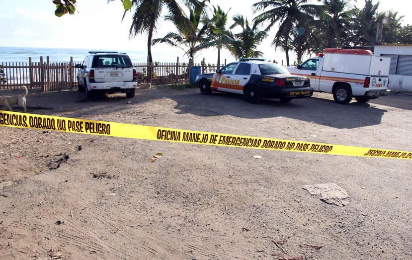 El fiscal de turno y el personal de la División de Homicidios del Cuerpo de Investigaciones Criminales (CIC) de Vega Baja fueron a la escena. (GFR Media)