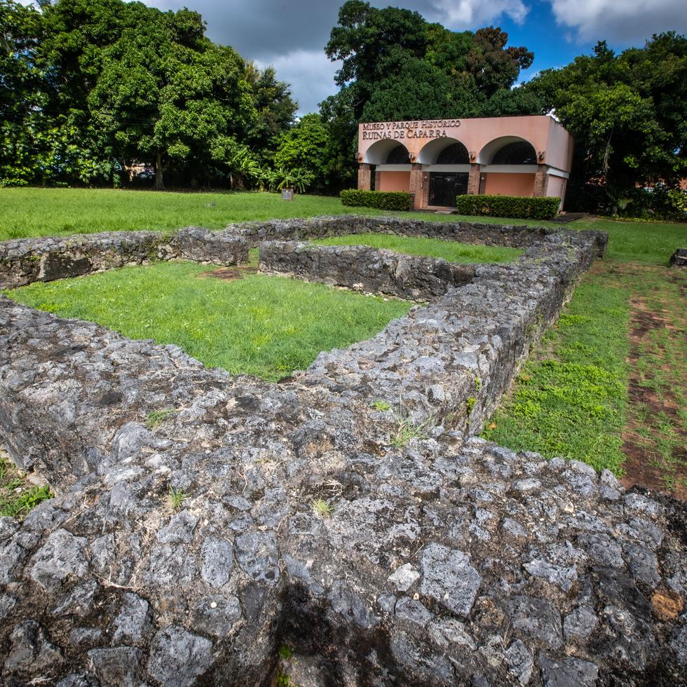 El Museo y Parque Histórico Ruinas de Caparra conserva artículos, documentos históricos y arqueológicos.