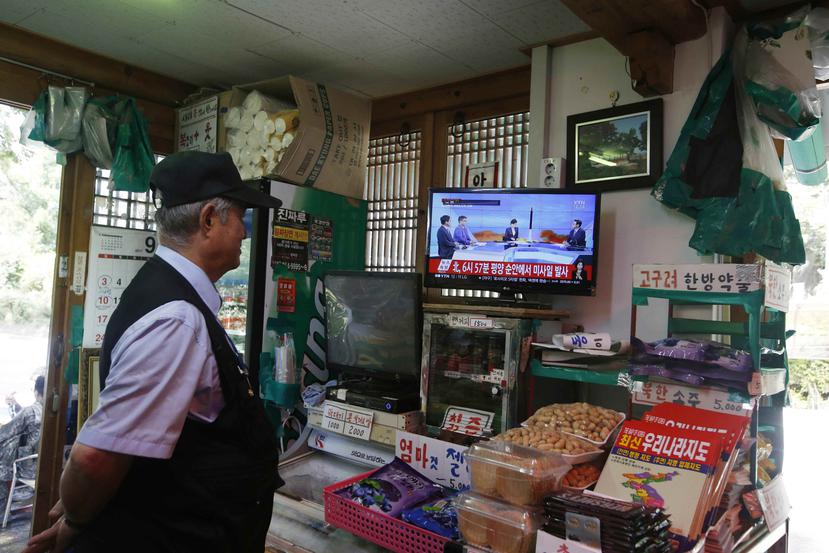 Un hombre surcoreano ve las noticias del lanzamiento de un misil por parte de Corea del Norte. (Agencia EFE)