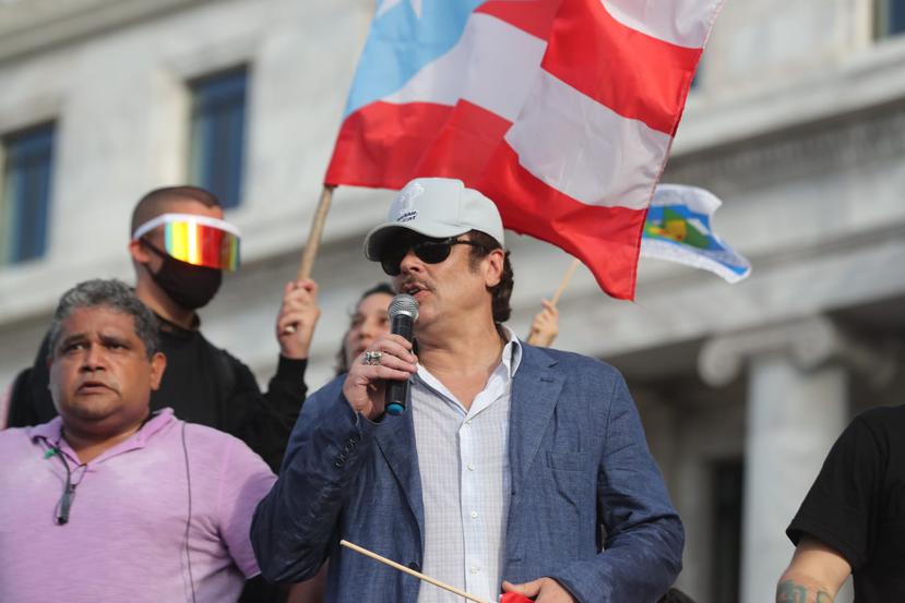 Benicio del Toro apoyó la marcha del pueblo en reclamo a la renuncia del gobernador Ricardo Rosselló, el miércoles 17 de julio de 2019.