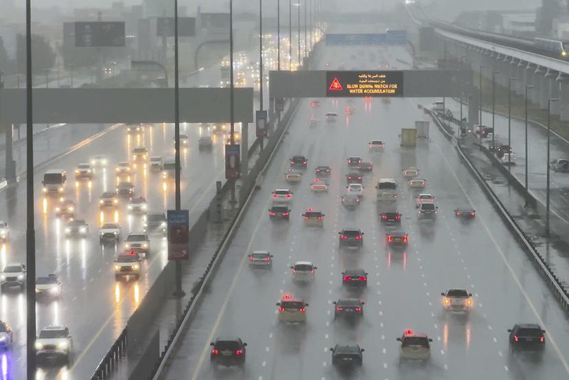 Vehículos circulan bajo una fuerte lluvia en la autopista Sheikh Zayed Road, en Dubai, Emiratos Árabes Unidos. Las fuertes lluvias azotaron esa nación el martes, inundando partes de las principales carreteras y dejando vehículos abandonados en las carreteras de Dubái. 