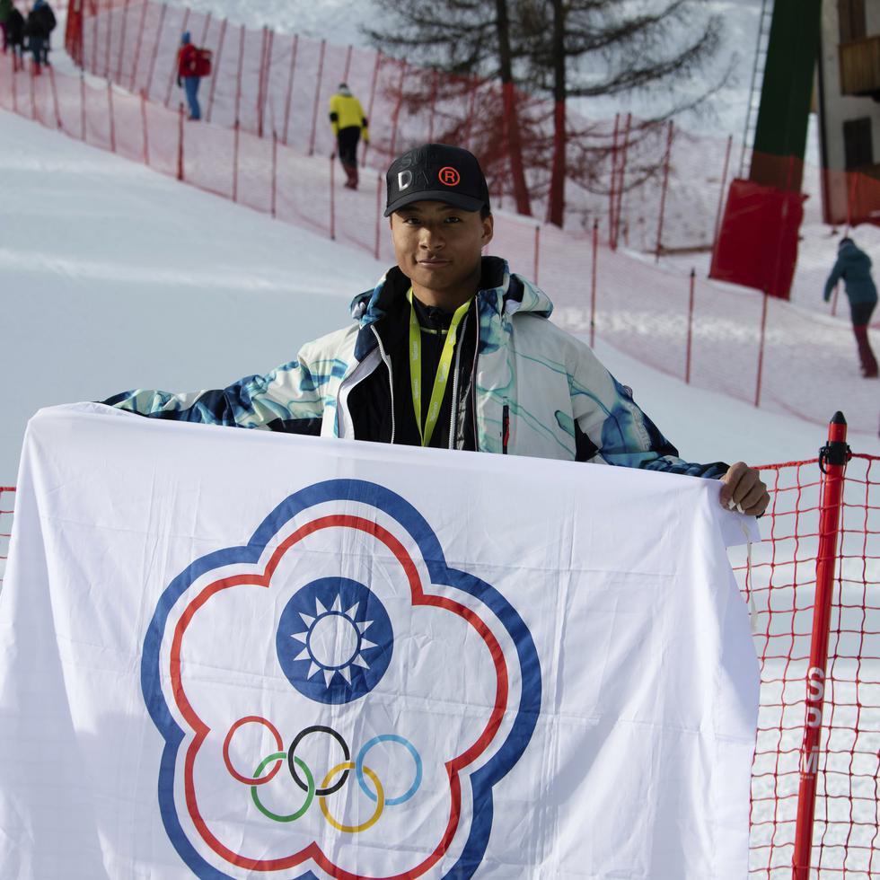 El esquiador Ray Ho sostiene una bandera creada para representar a Taipéi China —el nombre bajo el cual Taiwán compite en competencias deportivas internacionales.