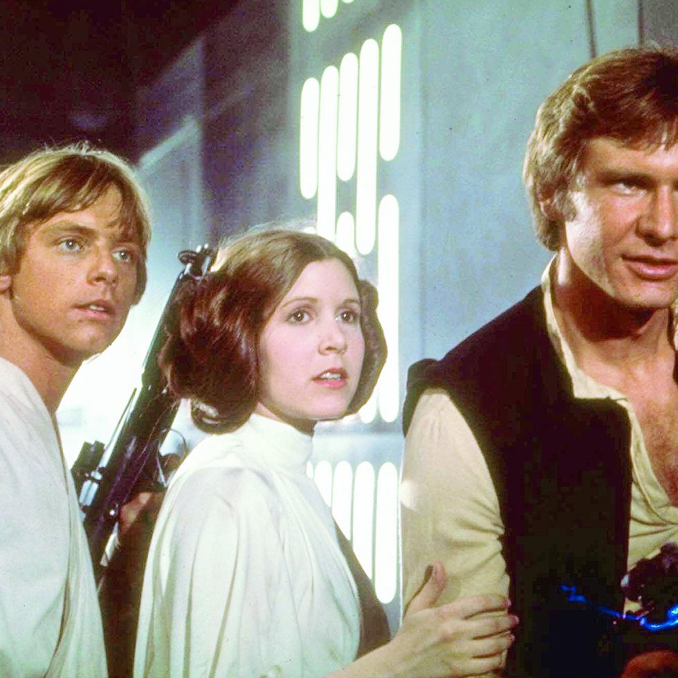 Mark Hamill (izquierda), Carrie Fisher y Harrison Ford, en una escena de "Star Wars", en 1977.