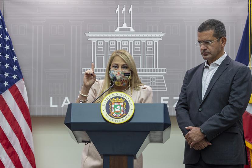 El gobernador Pedro Pierluisi (derecha) recalcó que, bajo el estado de derecho vigente, su administración no tiene otra alternativa que continuar ofreciendo el servicio de escoltas a la exgobernadora Wanda Vázquez Garced.