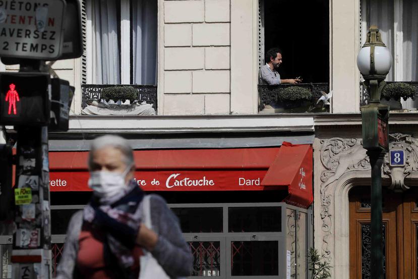 Una mujer con mascarilla en las calles de París. (AP)