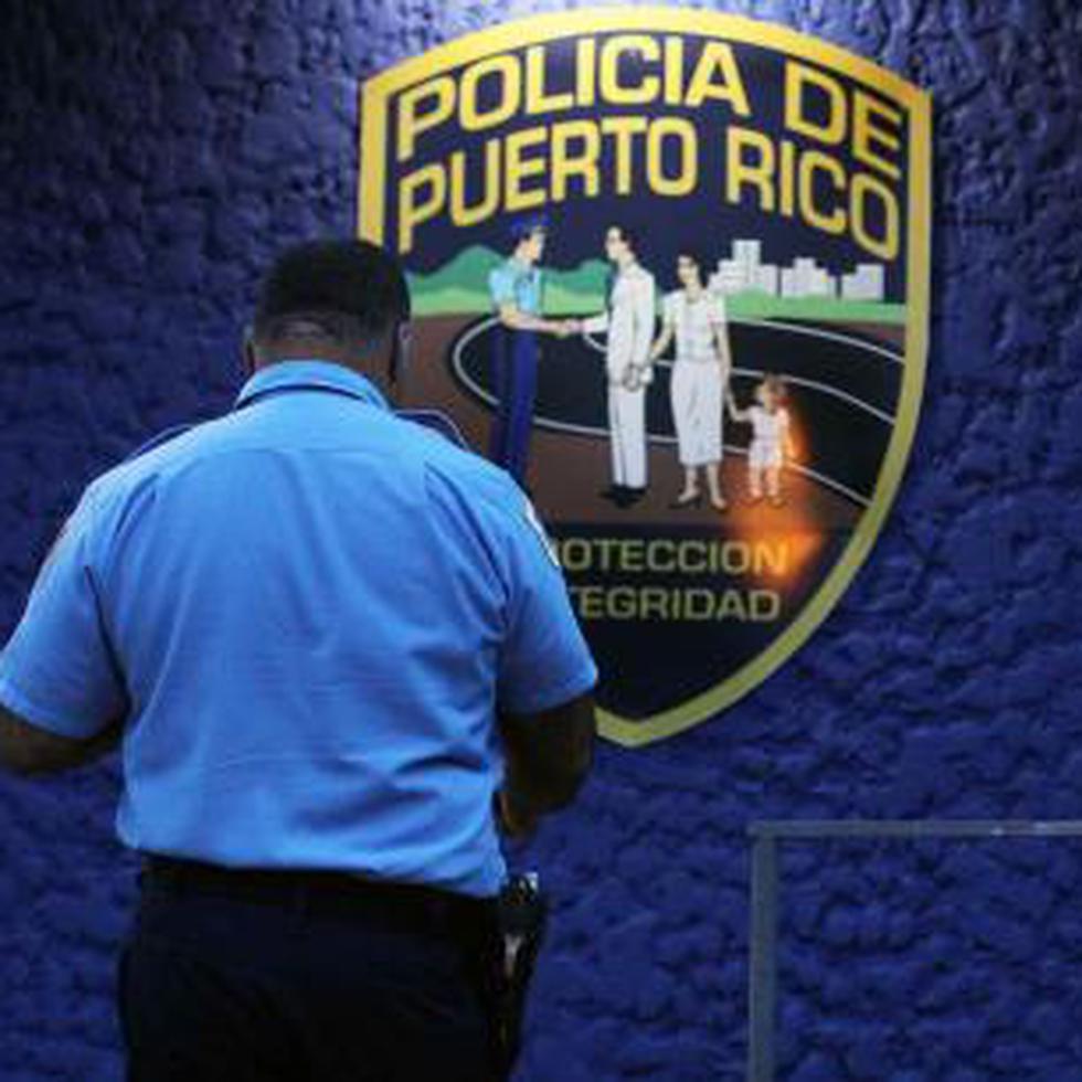 El joven conductor recogió a los dos individuos en el municipio de San Juan y, mientras los transportaba, uno de ellos utilizó el arma blanca para amenazarlo e intimidarlo.