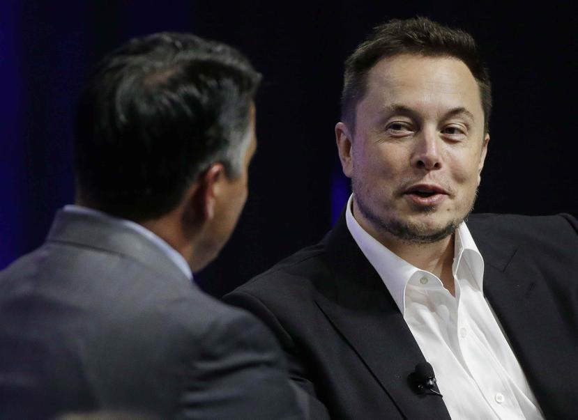 El director general de las empresas Tesla y SpaceX, Elon Musk, a la derecha, responde a una pregunta del gobernador de Nevada, el republicano Brian Sandoval. (AP)