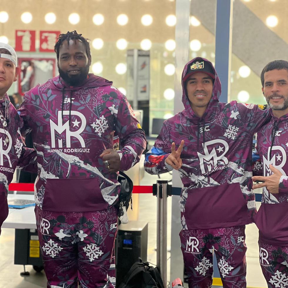 El campeón mundial Emmanuel "Manny" Rodríguez (tercero de izquierda a derecha) salió de México hacia Japón acompañado de su equipo de trabajo, compuesto por Jay "Panda" Najar, Carlos Duarte y Pedro Cruz.