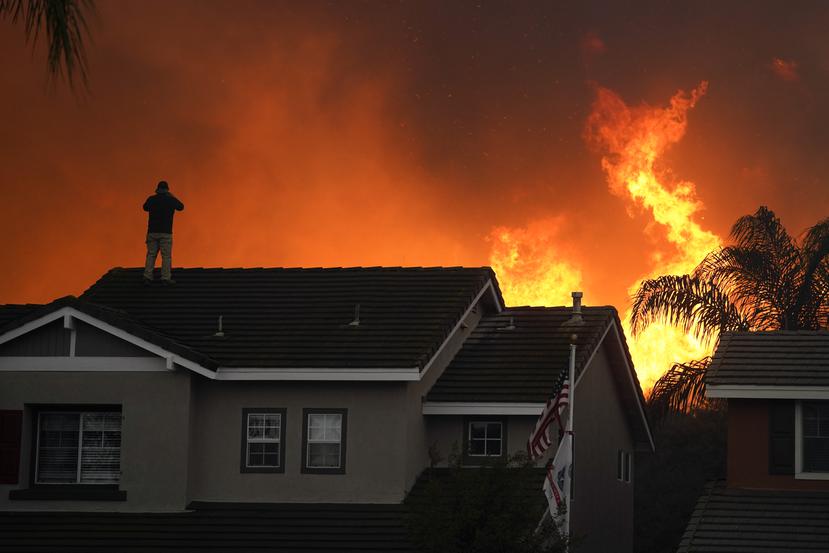 Incendio forestal se desarrolla cerca de una zona residencial en California.