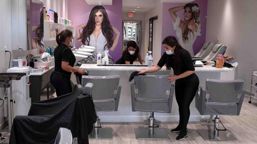 En Estados Unidos ya hay ciudades en las que los salones de belleza están funcionando con controles y limitaciones, como es el caso de este establecimiento en Houston.  (EFE/Alicia L. Pérez)