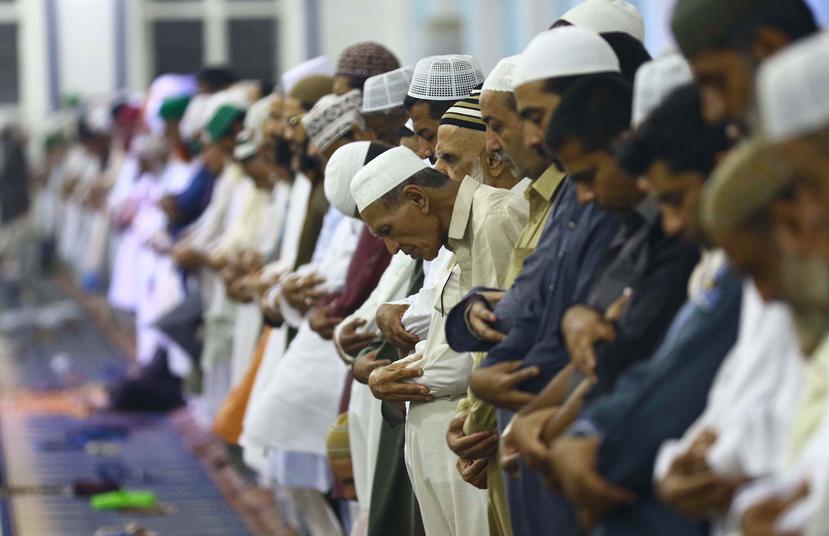 Decenas de personas rezan en una mezquita en Karachi (Pakistán) durante la primera jornada del Ramadán (EFE).