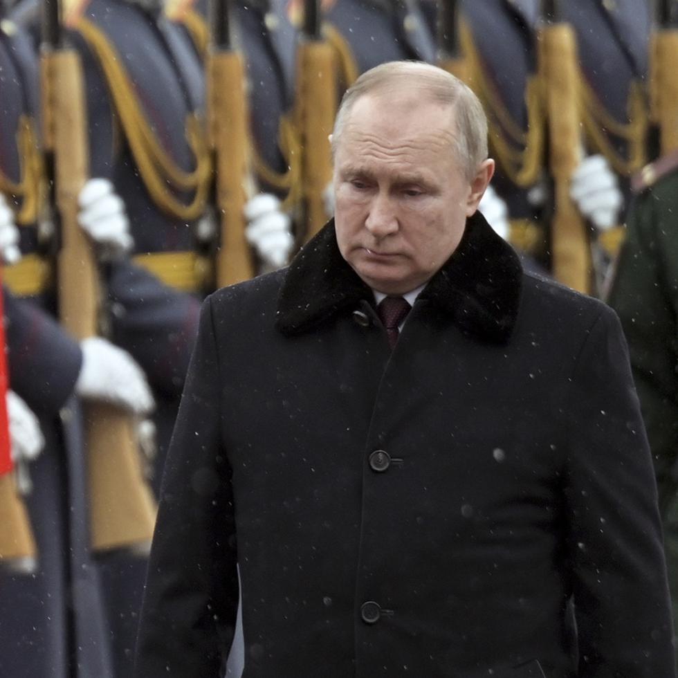Otro decreto de Putin de mayo de 2023 simplificó aún más el procedimiento: se eliminó la cláusula sobre la participación en hostilidades activas durante al menos seis meses, y se permitió solicitar el procedimiento acelerado a cualquiera que hubiera firmado un contrato de al menos un año de duración durante la “operación militar especial” del Kremlin en Ucrania.