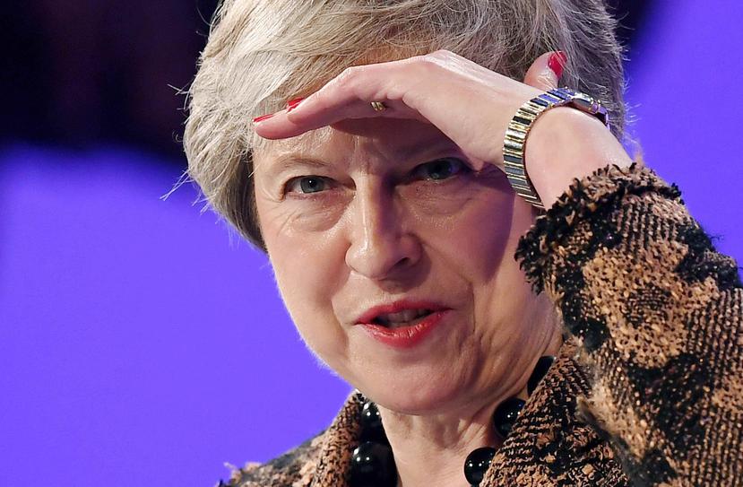 La primera ministra británica, Theresa May, se prepara para dar un discurso en la conferencia anual de la Confederación de la Industria Británica (CBI), en Londres. (EFE/Andy Rain)