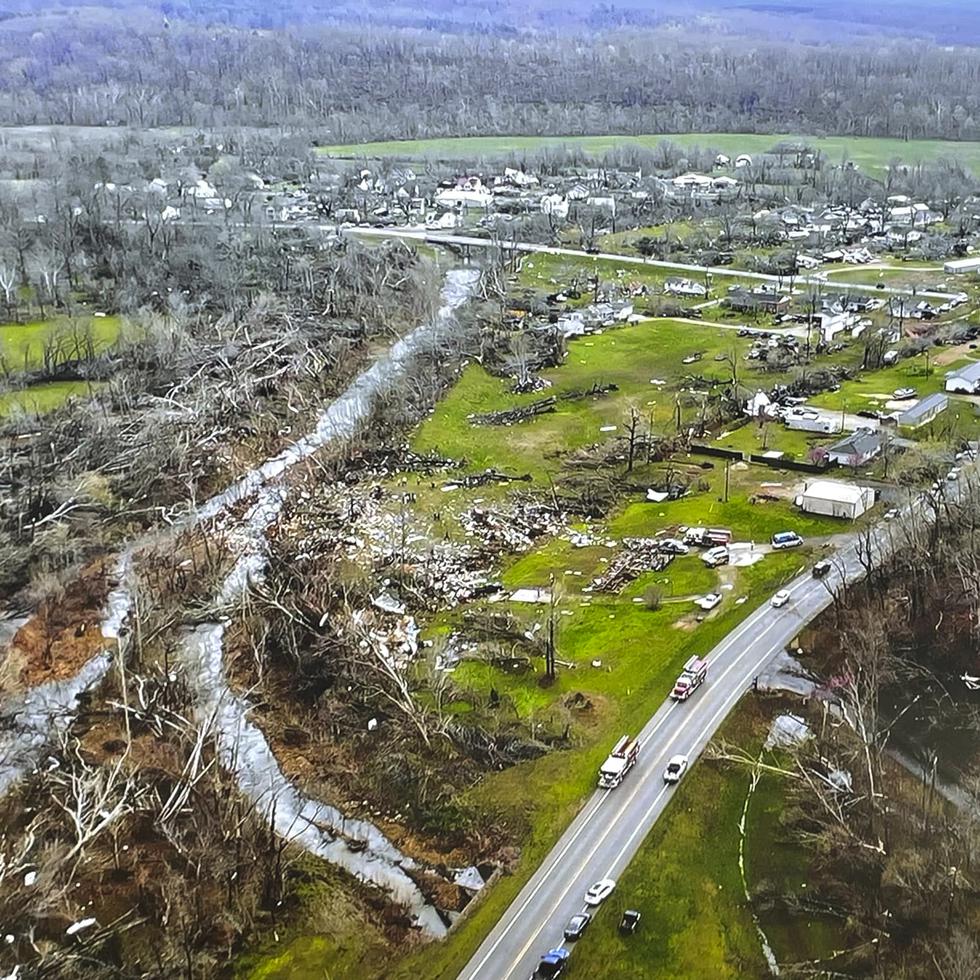 Esta fotografía proporcionada por la Patrulla de Caminos de Missouri y tomada con un dron muestra los daños causados por un tornado que azotó el sureste de Missouri el miércoles 5 de abril de 2023.