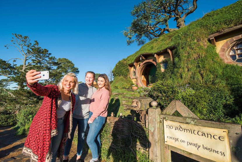 Varios turistas se toman un "selfie" frente a una de las casas en el Hobbiton. (EFE)