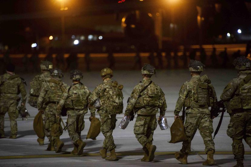 Soldados del Ejército de Estados Unidos de la Compañía Aérea 82, abordan una aeronave C-17 en Fort Bragg, Carolina del Norte, para su despliegue en Medio Oriente. (AP)