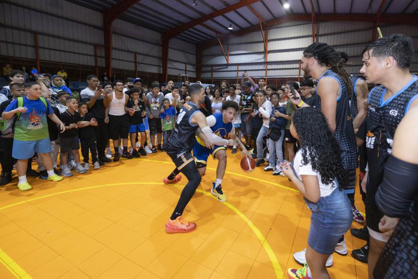 En este novedoso estilo de básquet, el público está metido en la cancha, y hasta interactúa con los jugadores cuando celebran un canasto.