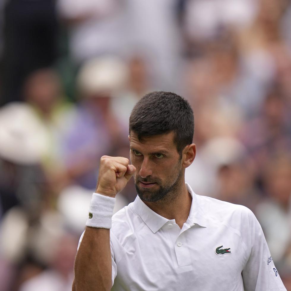 El serbio Novak Djokovic reacciona tras superar al polaco Hubert Hurkacz en la cuarta ronda de Wimbledon el lunes 10 de julio del 2023. (AP Foto/Alberto Pezzali)