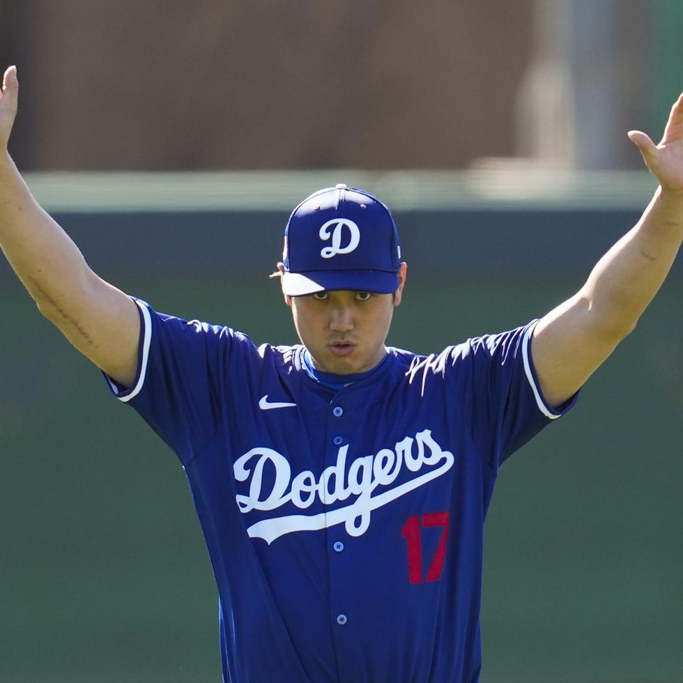 En esta imagen de Shohei Ohtani del 14 de febrero, en el inicio de los entrenamientos primaverales de los Dodgers en Arizona, puede observarse la cicatriz de la operación Tommy John en su brazo derecho.