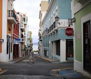 Bayamn, Puerto Rico, Abril 5, 2020 - MCD - FOTOS para ilustrar una historia relacionada al da 21 (DOMINGO) del toque de queda total como medida de minimizar la propagacin del Coronavirus (COVID-19). EN LA FOTO un solitario hombre camina por la calle San Francisco en el Viejo San Juan .
FOTO POR:  tonito.zayas@gfrmedia.com
Ramon " Tonito " Zayas / GFR Media
