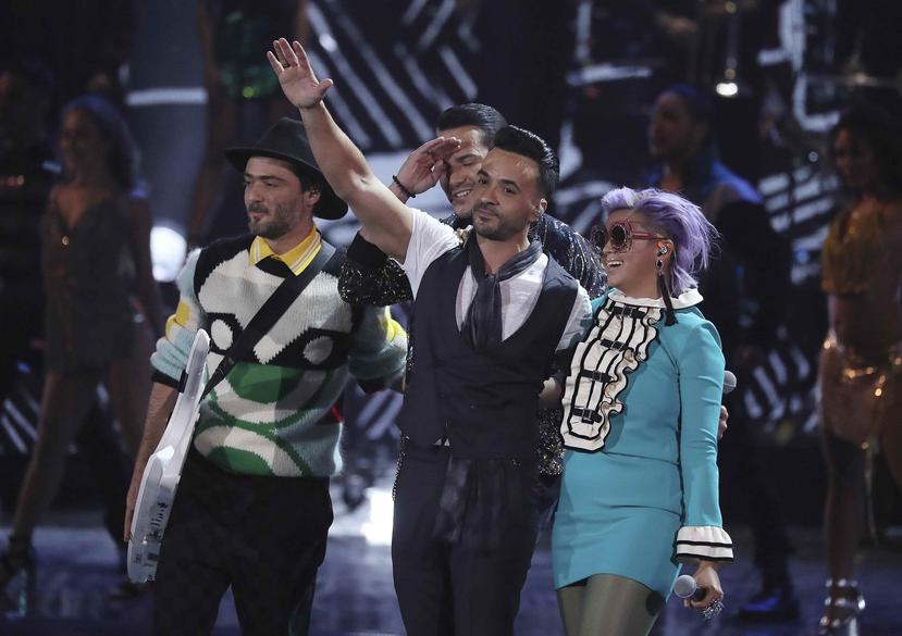 Luis Fonsi (centro) y Daddy Yankee, además, están postulados a artista latino favorito, junto con Shakira. (EFE / Mike Nelson)